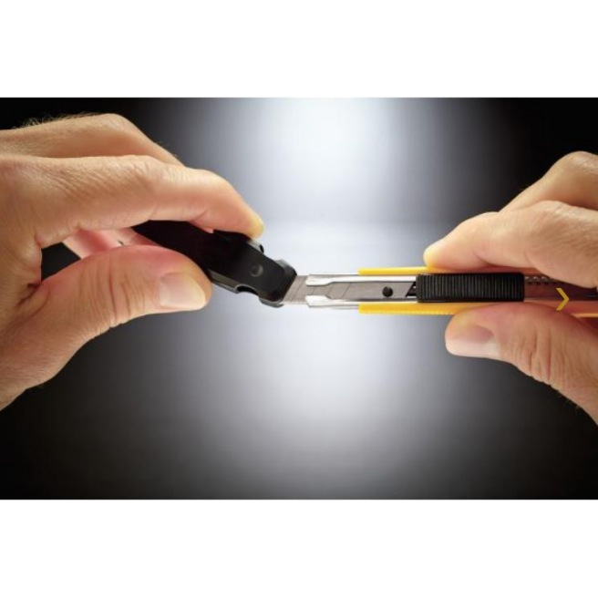 Cutter OLFA A-1 - corps plastique avec renfort métal -  lame 9 mm Cutter OLFA A-1 - corps plastique avec renfort métal -  lame 9 mm