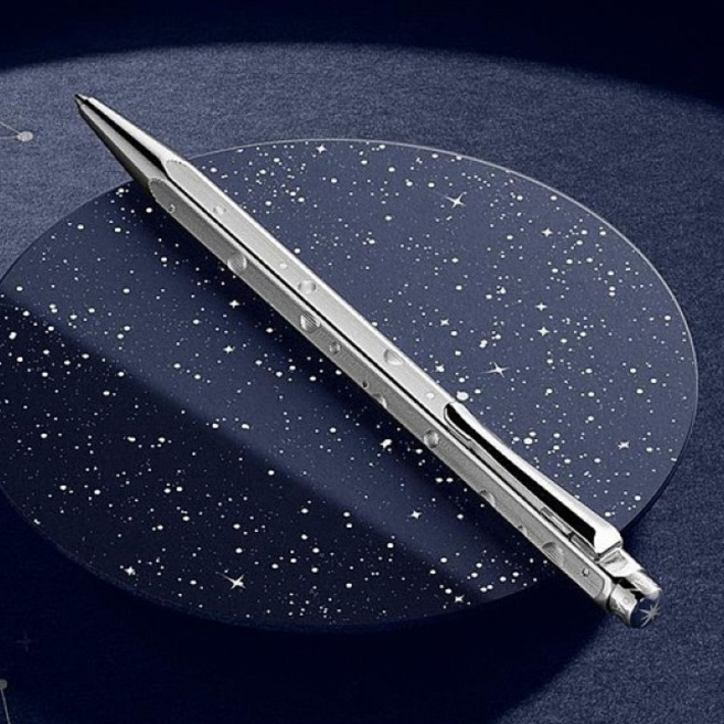 Balpen Caran d'Ache - speciale editie COSMIC BLUE met lederen hoes Balpen Caran d'Ache - speciale editie COSMIC BLUE met lederen hoes