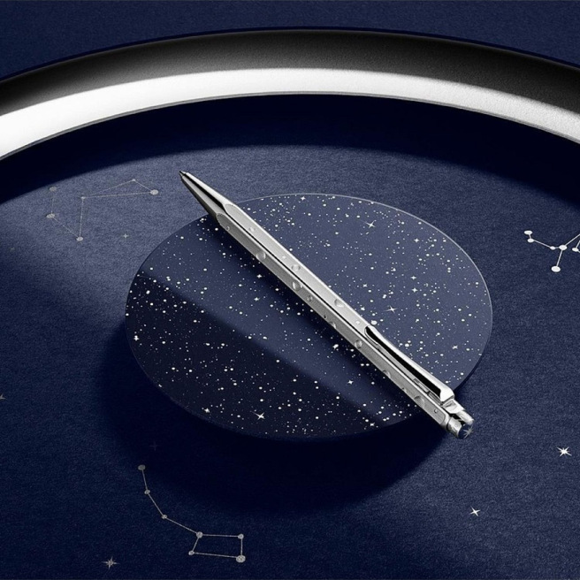 Stylo-bille Caran d'Ache - édition spéciale COSMIC BLUE avec étui en cuir Stylo-bille Caran d'Ache - édition spéciale COSMIC BLUE avec étui en cuir