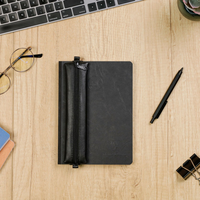 Platte lederen etui CLAIREFONTAINE AGE BAG met elastiek Platte lederen etui CLAIREFONTAINE AGE BAG met elastiek