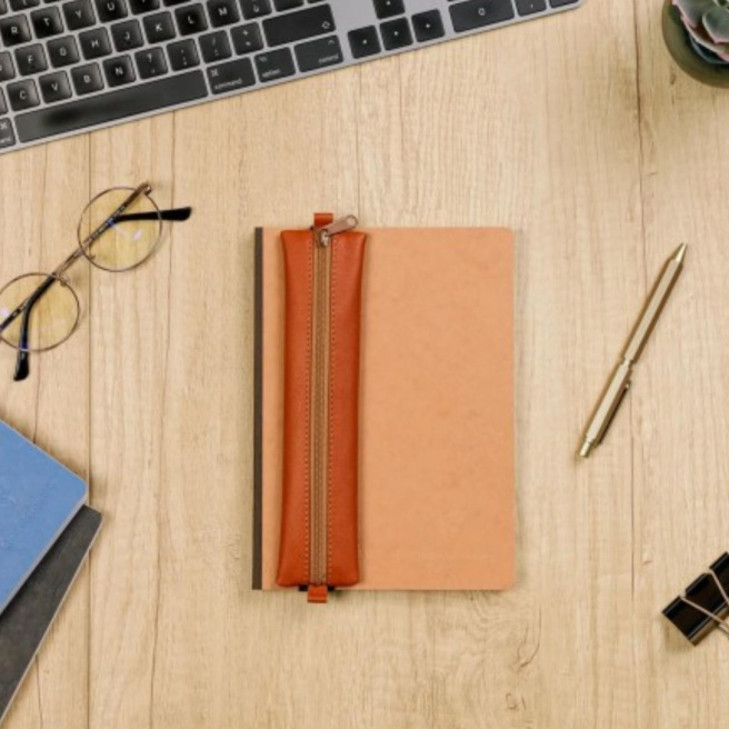 Platte lederen etui CLAIREFONTAINE AGE BAG met elastiek Platte lederen etui CLAIREFONTAINE AGE BAG met elastiek